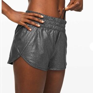 Lululemon Tracker Short V *4" Foil
Luminosity Foil Print Black Silver
